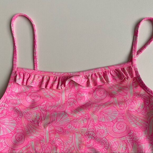 📌3/25 Vineyard Vines Girl Pink Shell Printed One Piece Ruffled Neck Swimsuit - Picture 2 of 10